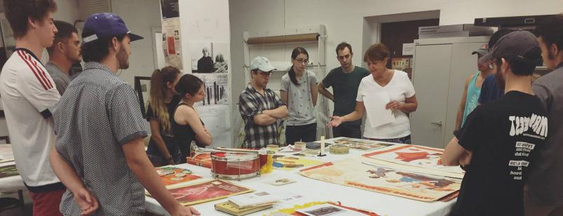 唐娜·奥利弗教授在赖特博物馆向学生们展示苏联时代的海报和材料.