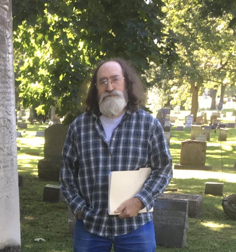 弗雷德·伯韦尔在伯洛伊特的奥克伍德公墓带领历史课