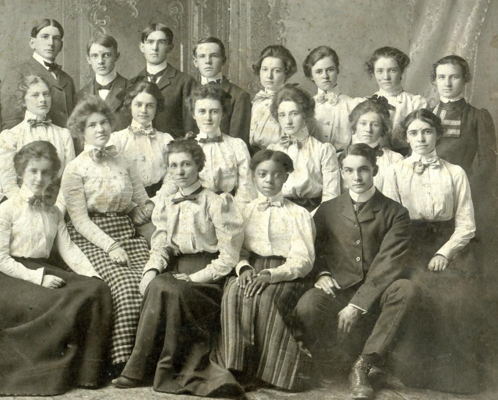 格蕾丝·奥斯利(Grace Ousley, 1904)和她的同学坐在一起拍照.