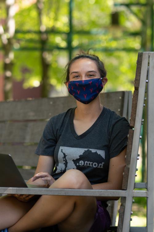 一位在诗园工作的学生，戴着面具.
