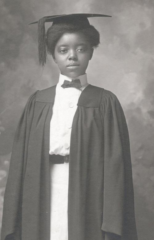格蕾丝·奥斯利(Grace Ousley, 1904年出生)是第一位从伯洛伊特学院(十大菠菜台子)毕业的非裔美国女性...