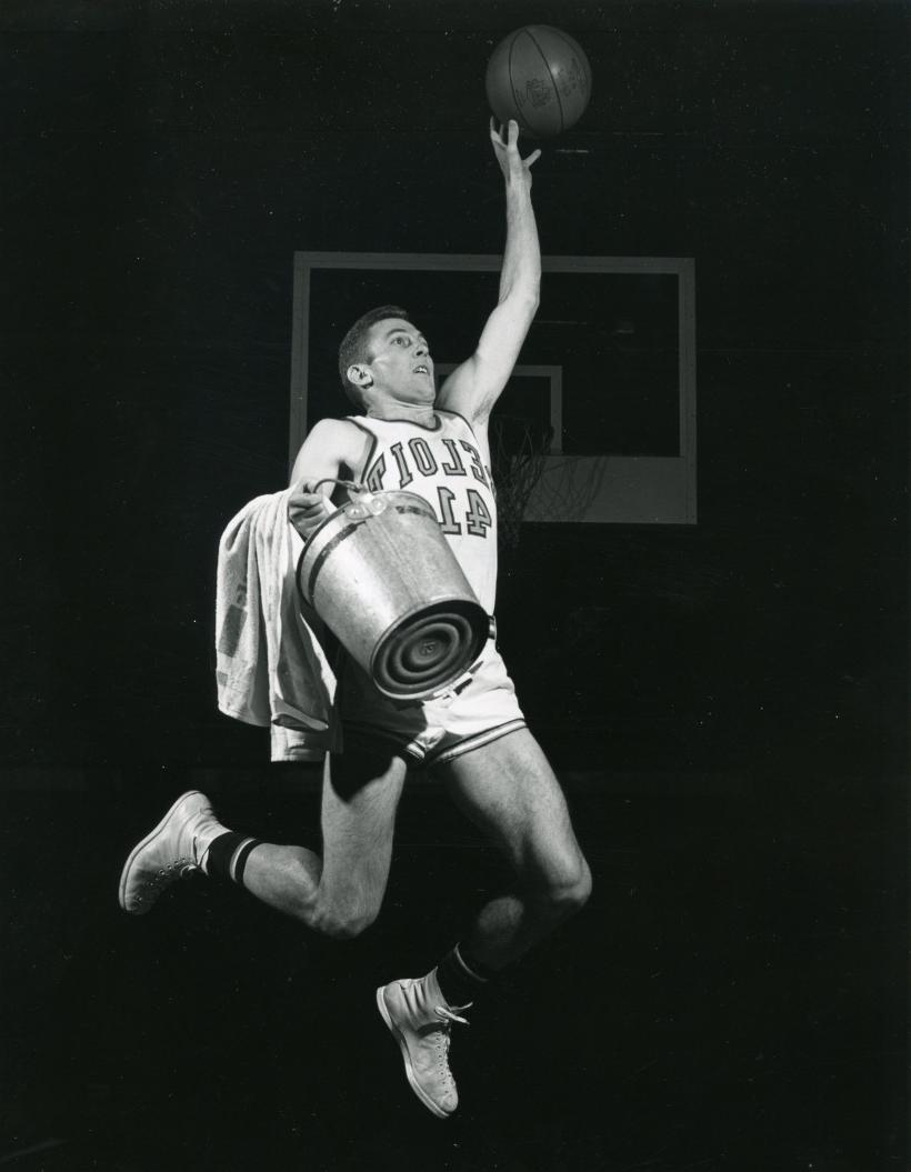 Fran Stahr'51 was one of five players known as the Bucket Brigade on 贝洛伊特's pivotal 1950-51 team. 当时还是学生的雷·梅茨克