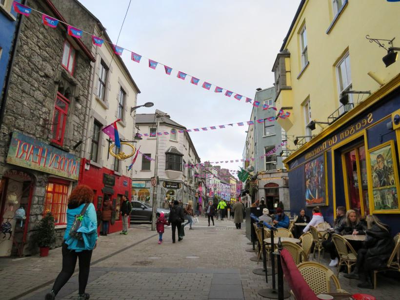爱尔兰戈尔韦市繁忙的街道.